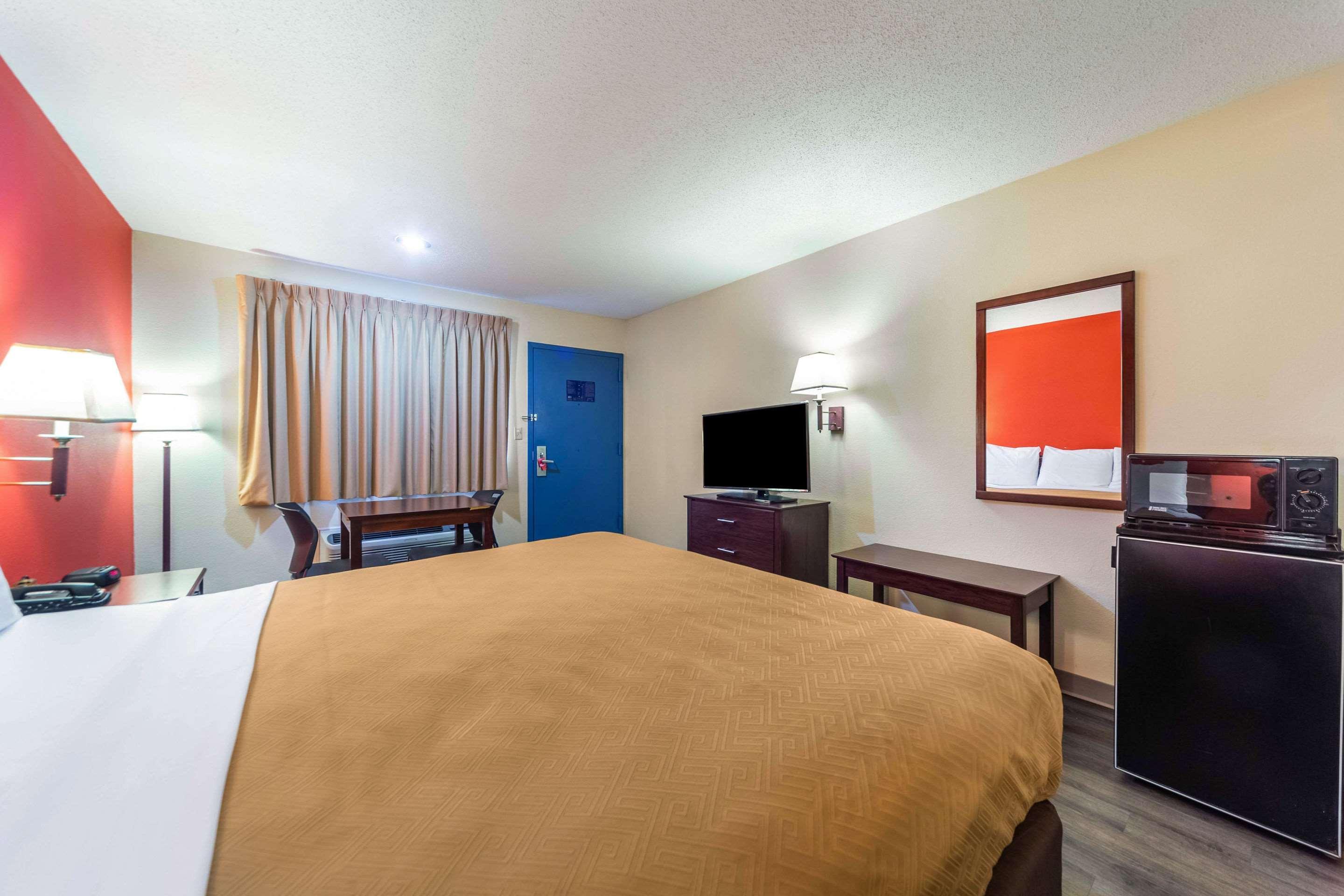 Econo Lodge *