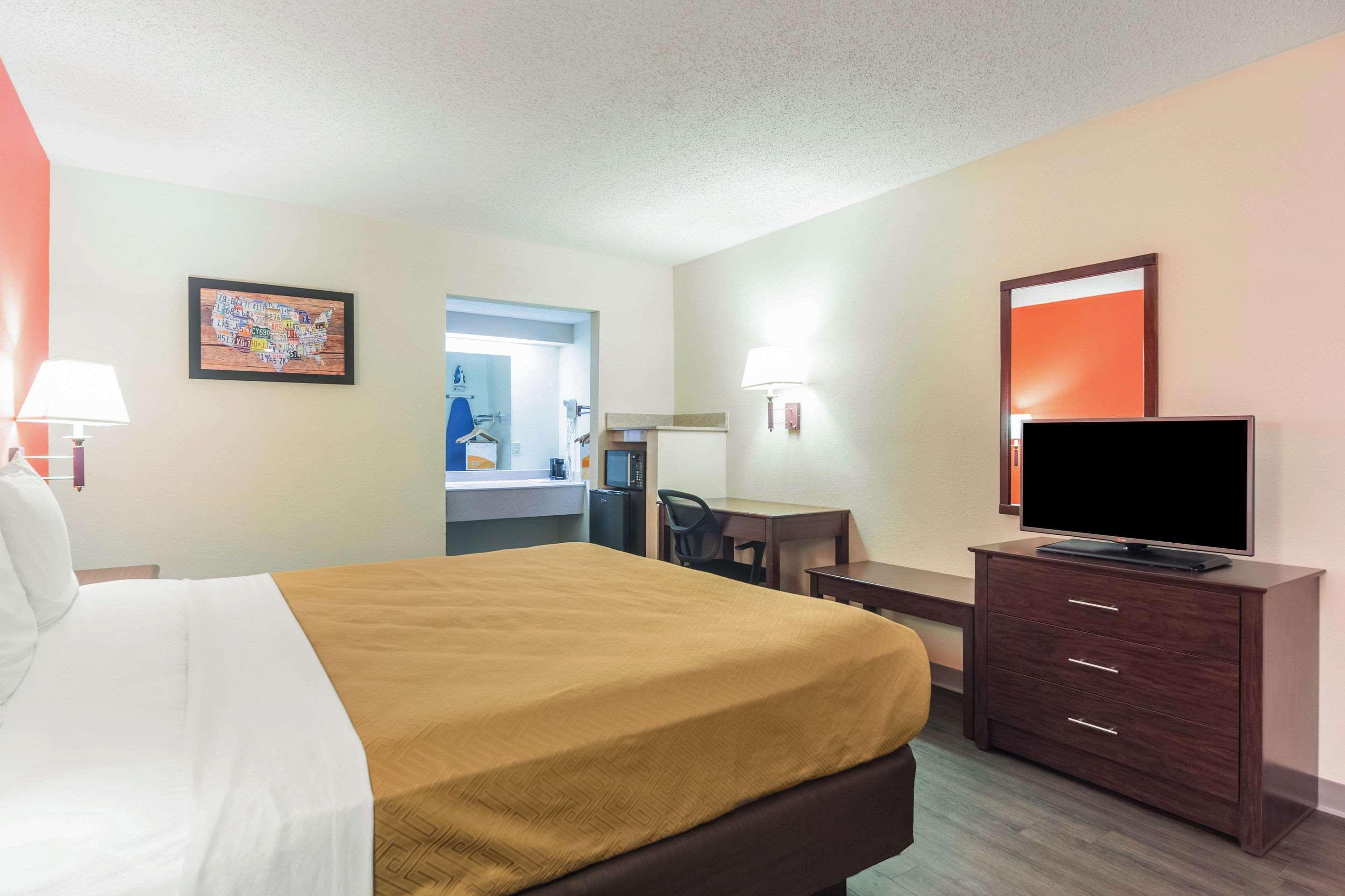 Econo Lodge *